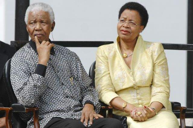 Граса Машел, любовница Нельсона Манделы. Они познакомились заочно в 1986 году. Тогда Мандела из тюрьмы отправил ей письмо с соболезнованиями по поводу трагической и загадочной смерти ее мужа - президента Мозамбика Саморы Машела. Тот погиб в авиакатастрофе при невыясненных обстоятельствах. 