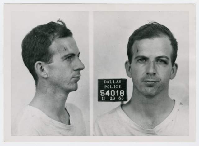 В убийстве Кеннеди был обвинен Ли Харви Освальд, который был застрелен через несколько дней в полицейском участке жителем Далласа Джеком Руби, который также впоследствии умер в тюрьме.
