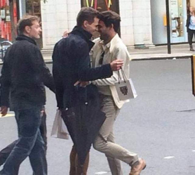 В конце мая 2014 года Марк-Френсис шокировал английское общество появившись на страницах Dailymail в обьятих неизвестного молодого джентельмена. На скандальных фото изображено как Ванделли страстно целует мужчину у всех на виду прямо на улицах Лондона.