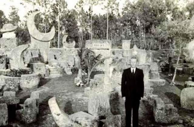 Эдвард Лидскалнин (1887 -1951) Эдвард был латвийским эмигрантом в США, а также скульптором - любителем. Лидскалнин в одиночку построил памятник, известный как коралловый замок во Флориде, а также он прославился своей необычной теорией магнетизма. 