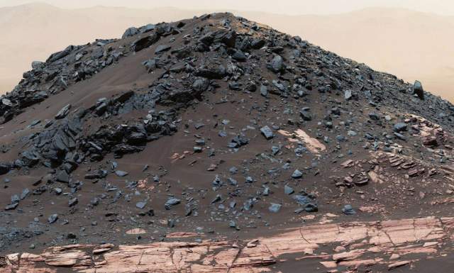 Как сформировался этот необычных холм Ирисок на Марсе? Его история стала предметом исследований. Его форма и двухцветная структура делают его одним из самых необычных холмов, около которых проезжал автоматический марсоход. Он достигает высоты около 5 метров, а размер его - около 15 метров. 