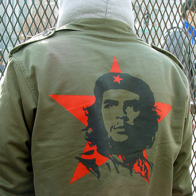 Изображение стало всемирным символом революции и мятежа и до сих пор украшает одежду неформалов.