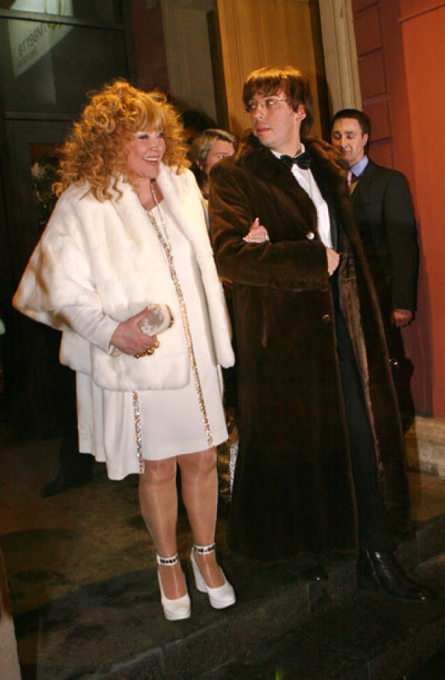 23 декабря 2011 года Алла Пугачева вышла замуж за юмориста и известного российского ведущего - Максима Галкина . Брак длится и по сей день и активно освещается СМИ.