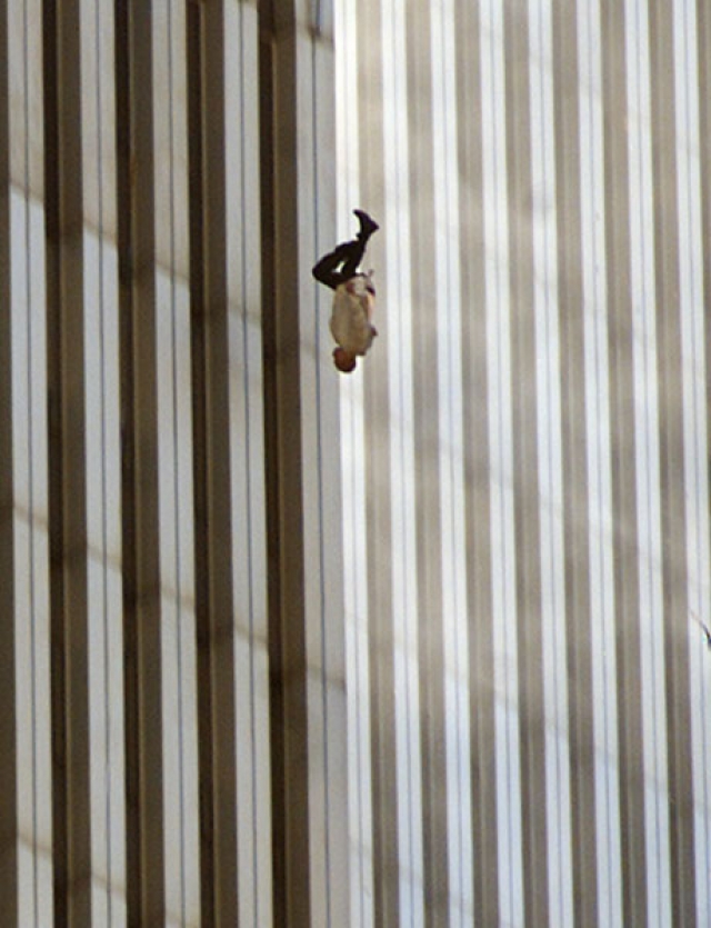 Самая известная фотография, которую никто не видел", — так фотограф Associated Press Ричард Дрю (Richard Drew) называет свой снимок одной из жертв Всемирного торгового центра, выпрыгнувшей из окна навстречу собственной смерти 11 сентября.