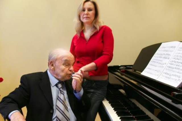 На момент знакомства в 1983 году будущей супруге известного композитора Светлане было всего 17, самому Шаинскому - уже 58