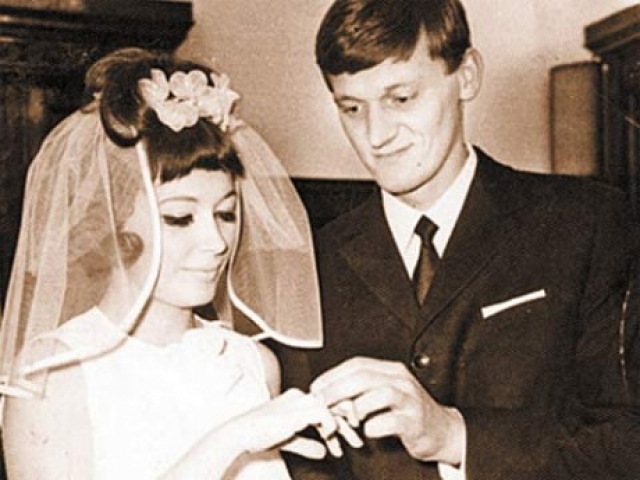 Алла Пугачева (4 брака). Первым мужем Аллы Пугачевой в 1969 году стал Миколас Эдмундас Орбакас , в браке с которым родилась единственная дочь Примадонны Кристина Орбакайте. Певица встретила другого мужчину, и супруги вскоре развелись.