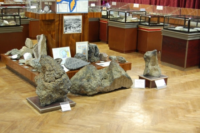 Глыба находилась в вечной мерзлоте на глубине 13 метров. Находка позднее была отправлена в геологический музей Северо-Восточного комплексного научно-исследовательского института. Предполагается, что метеорит упал 3–6 тыс. лет назад.