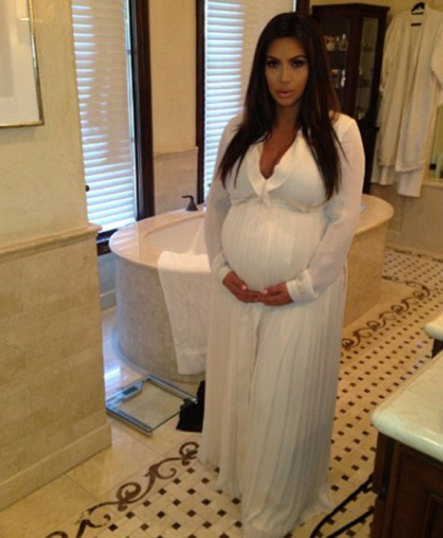 Еще будучи беременной Ким заявила, что хочет побить рекорд, установленный Анджелиной Джоли и Брэдом Питтом во время продажи снимков близнецов за 14 миллионов долларов, и продать фото ребенка еще дороже.