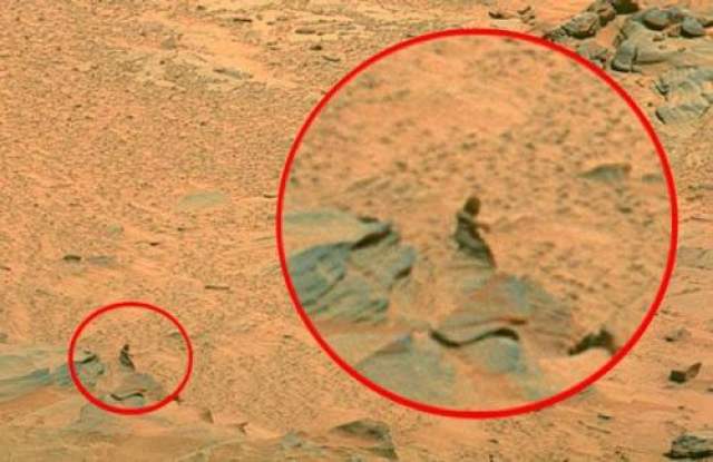 Окаменевший человек на Марсе  Это фото было сделано марсоходом Spirit в 2007 году. Кому-то отчетливо видится женская фигура. Уфологи же утверждают, что марсиане обладают уникальной технологией, которая позволяет превращать вражеские корабли и живых существ в камень. 