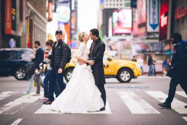 Звезда сериала "Клиника" Зак Брафф, идя по Таймс-сквер, попал в объектив свадебного фотографа и решил не упускать возможность сделать фотобомбу. 