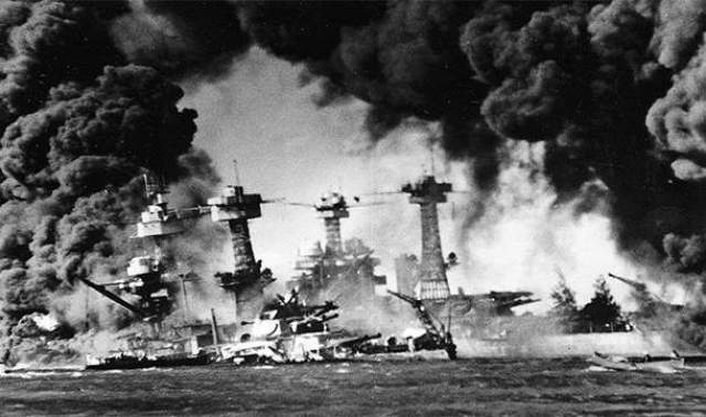 Японцы совершили нападение на Перл-Харбор, когда в порту не было ни одного американского авианосца 77 лет назад японцы атаковали Перл-Харбор. При налете погибли 3581 военнослужащий и 103 мирных жителя. Американцы ждали нападения, но единственное, что сделали, - вывели с базы авианосцы. 
