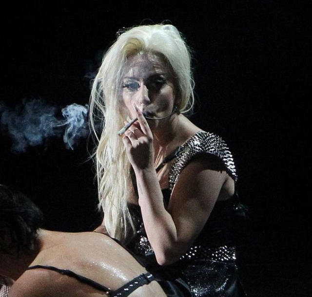 А вот певица Леди Гага во время концерта в Амстердаме затянулась марихуаной.