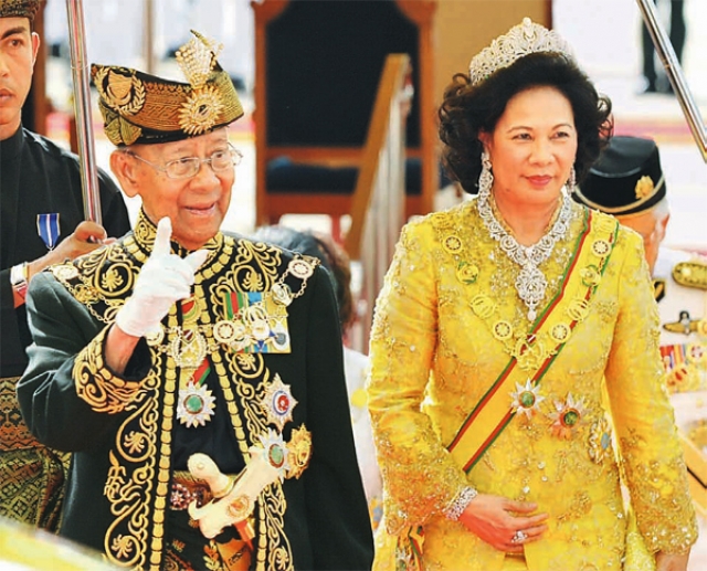 Абдул Халим Муадзам Шах. В Малайзии королей избирают из многочисленных принцев на 5 лет. И именно Абдул Халим впервые в истории государства был избран на второй срок.