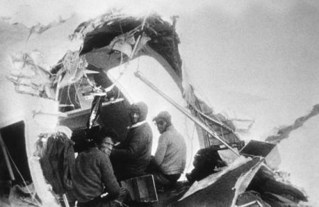 Пассажиры самолета, прожившие в зимних горах 72 дня после его крушения Рейс 571 Уругвайский авиалиний (известный также как "Чудо в Андах" и "Катастрофа в Андах") разбился в Андах 13 октября 1972 года. На борту находилось 45 человек, среди них игроки команды по регби, их семьи и друзья. 10 человек погибли сразу, остальным пришлось 72 дня выживать в горах практически без пищи и теплой одежды. 
