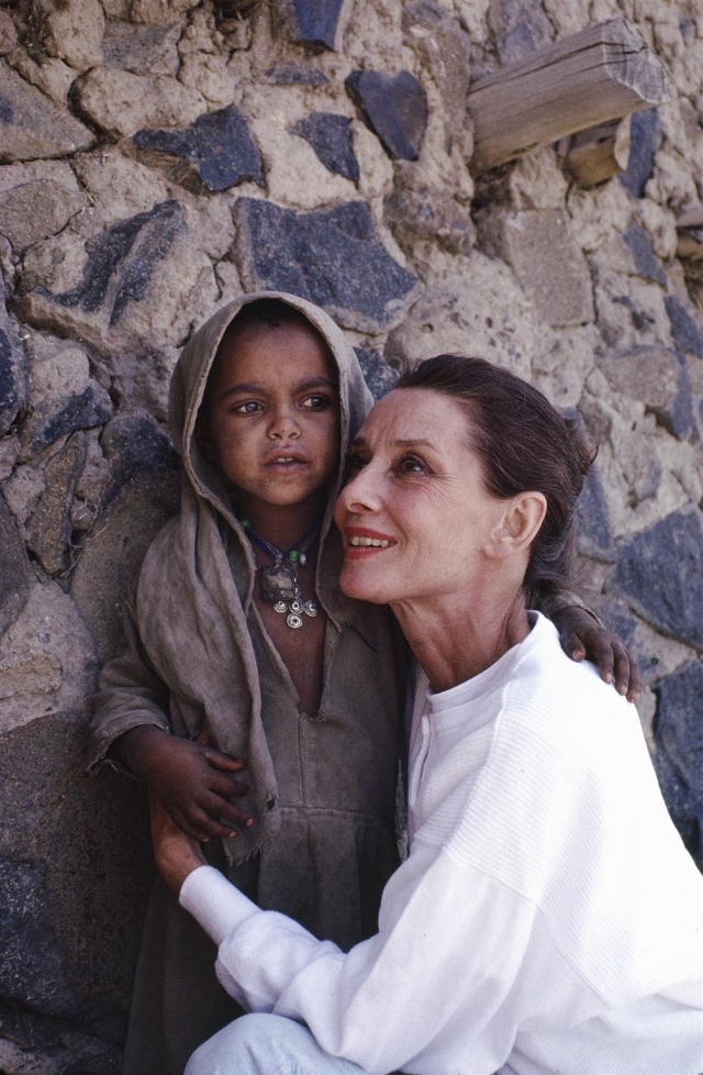 Ее первая миссия была в Эфиопии в 1988. Она посетила детский дом с 500 голодающими детьми и добилась, чтобы ЮНИСЕФ выслал пищу.