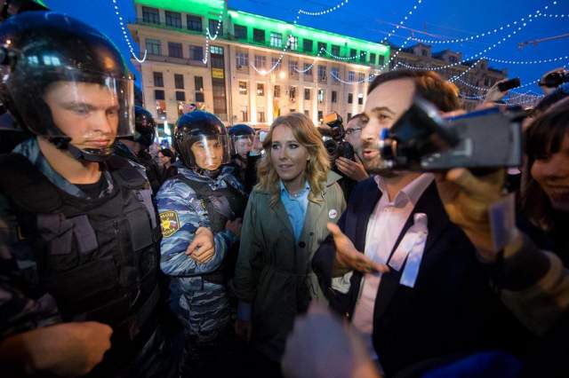 В конце того же года Ксения вышла на митинг против фальсификации выборов в Думу, в марте 2012 года участвовала в митинге "За честные выборы", а 8 мая ее вместе с Алексеем Навальным задержали у Никитских ворот.