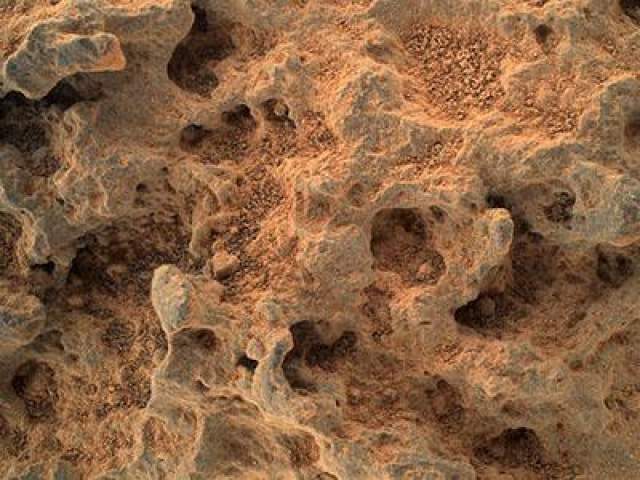 Марсианский день номер 324, 4 июля 2013 года. Эта фотография Марса сделана системой MAHLI, которая состоит из камеры, закрепленной на роботизированной "руке" марсохода и используется для получения микроскопических изображений горных пород и грунта. 
