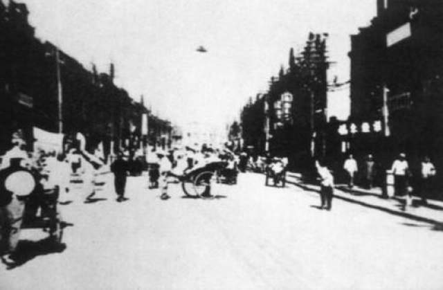 НЛО в Китае, 1942 год Эта фотография времен Второй мировой войны надела в старом китайском фотоальбоме. Фотограф сделал снимок НЛО над улицей жилого города Тинстен, провинция Хэбэй, Китай, в 1942-ом году. На снимке виден НЛО в небе, а по крайней мере один человек указывает на него рукой. 