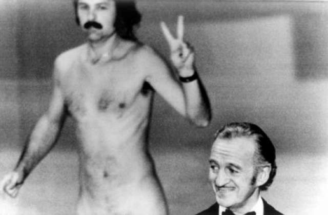 Появление голого стрикера в 1974 году. Свою минуту славы фотограф и владелец арт галереи получил именно в 1974 году на премии "Оскар". Роберт притворился журналистом, проник за сцену, а потом голый вышел на сцену, и прошелся так за спиной Дэвида Нивена, показывая знак пацифистов. 