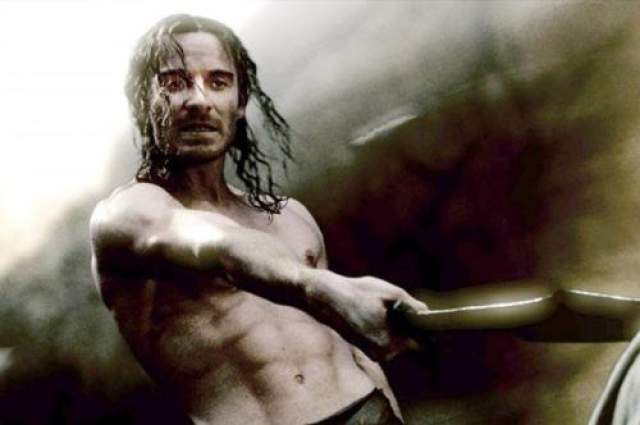 Майкл Фассбендер  В сценах эффектных боев в "300 спартанцах" Фассбендер блеснул атлетическим торсом. 