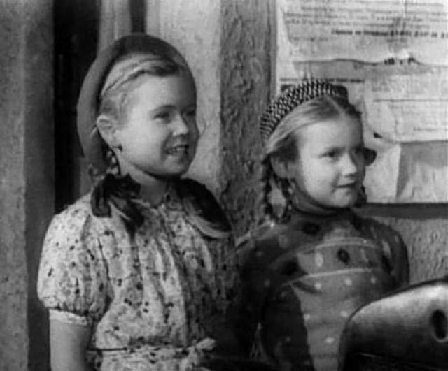 Через четыре года девочки сыграют вместе еще в одном фильме - "Счастливый рейс", аде режиссером будет отец Светланы - Владимир Немоляев 