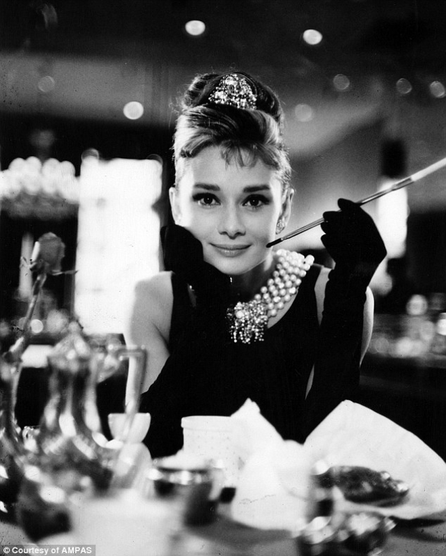 Роль Холли Голайтли, сыгранная Хепберн в фильме "Завтрак у Тиффани" 1961 года, превратилась в один из самых культовых образов американского кино XX века. Актриса назвала эту роль "самой джазовой в своей карьере". " Я интроверт. Играть девушку-экстраверта оказалось самой сложной вещью, которую я когда-либо делала".