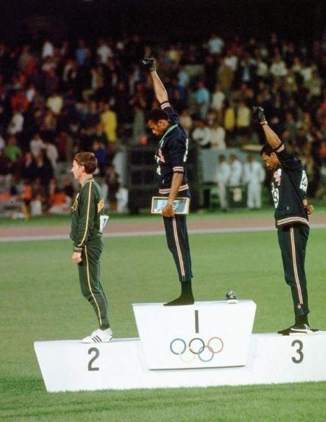 За год до этого Томми Смит стал членом-учредителем организации "Олимпийский проект за права человека". Целью проекта "За права человека" было продемонстрировать, как США использует чернокожих атлетов, чтобы распространять ложь и внутри страны, и за ее границами. 