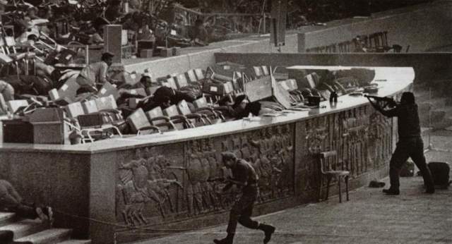На 6 октября в Каире был намечен военный парад в честь годовщины арабо-израильской войны 1973 года. Парад начался ровно в 11:00 по местному времени. Президент Египта в сопровождении группы высокопоставленных лиц заняли места на трибуне. Ближе к концу парада, примерно в 11:40 артиллерийский грузовик внезапно затормозил.