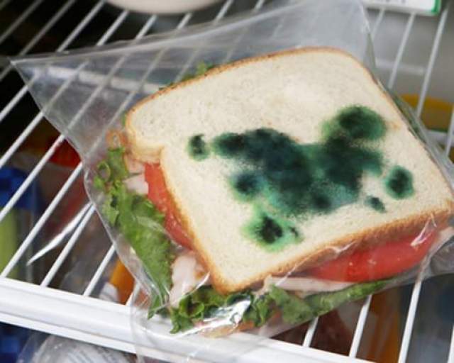 Такой вот сэндвич  Сэндвич свежий, а вот на упаковке просто изображена плесень. 