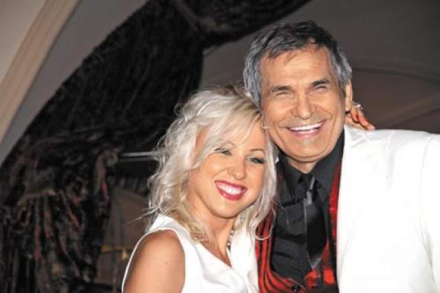 72-летний артист и продюсер Бари Алибасов был женат целых пять рах. Шестая супруга звезды - Виктория Максимова, бывшая ассистентка знаменитости.