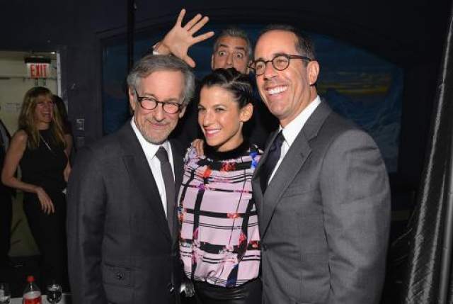 Джордж Клуни посчитал, что эта фотография со Стивеном Спилбергом, Джессикой и Джерри Сайнфелдами была неполной без него. 