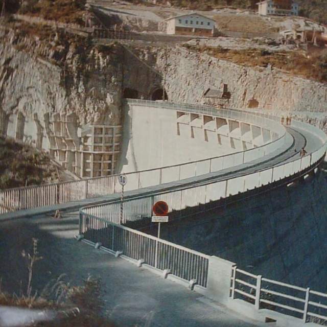 Сооружение плотины началось в 1957 году и, несмотря на масштабы, шло стремительно. Уже в 1959-м основные работы были завершены, началось затопление водохранилища. 