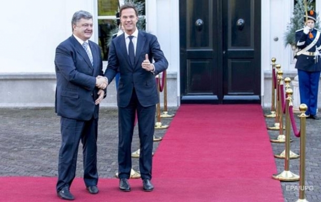 А вот сам Петр Порошенко во время рабочего визита в Королевство Нидерланды "порадовал" журналистов и пользователей Сети изрядно помятыми брюками.