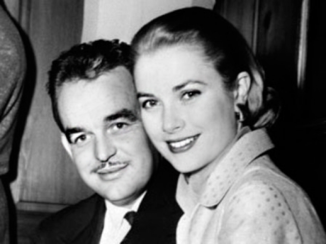Во время съемок фильма с Альфредом Хичкоком "Поймать вора" Грейс впервые встретилась с князем Монако Ренье III. Популярности она предпочла тихое семейное счастье и в 1956 году вышла замуж за князя Ренье.