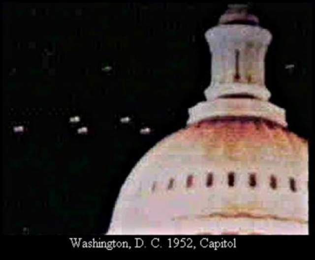 Здание Капитолия, Вашингтон, 1952  Речь идет, вероятно, о самом знаменитом снимке НЛО, сделанном на заре урологии в столице Соединенных Штатов. По свидетельству ряда очевидцев, 19 июля 1952 года таинственные НЛО кружились над Белым Домом зданием Капитолия и Пентагоном. Объекты появились также на радарах национального аэропорта и базы ВВС Эндрюс и затем бесследно исчезли. 