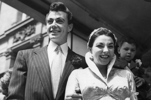 Джоан Коллинз (пять браков). Звезда сериала “Династия” впервые вышла замуж за актера Максвелла Рида . Они поженились в 1952 году, развелись в 1957 году. Актрисе пришлось выйти за него, чтобы избежать гнева своего строгого отца относительно их отношений.