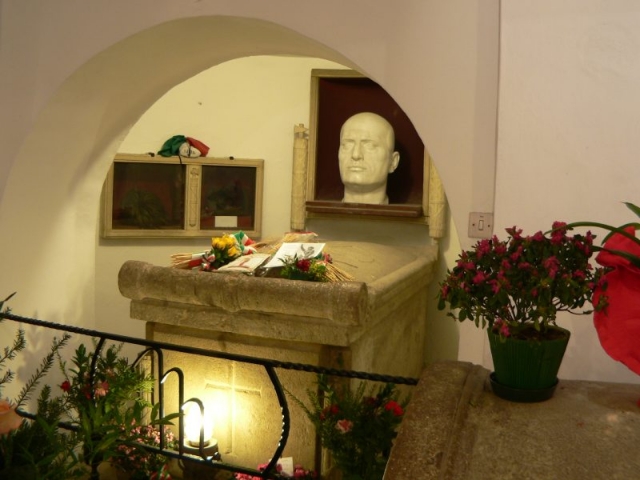 В Пасху 1946 года тело Муссолини было эксгумировано и похищено тремя фашистами. Тело было найдено в августе того же года, однако оставалось не погребенным в течение 10 лет из-за отсутствия политического консенсуса. В настоящее время тело Муссолини покоится в фамильной крипте в родном городе Предаппио.