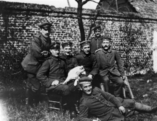 Во время Первой мировой войны Гитлер служил пехотинцем и получил серьезное ранение. Британский солдат, ранивший его, пощадил и не стал добивать будущего диктатора.