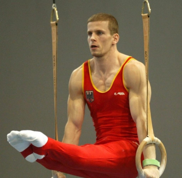 Ронни Зисмер. 15 июля 2004 года несчастье произошло с немецким гимнастом, претендовавшим на медали Олимпиады-2004: во время тренировки спортсмен упал и также повредил шейный позвонок.