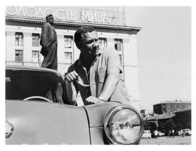 А. Папанов у своего автомобиля. Автор Князев Андрей, 1960 год