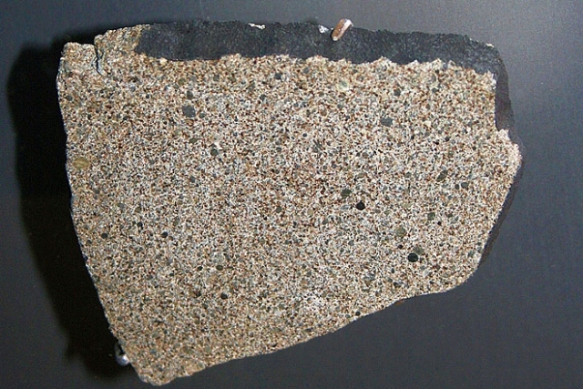 7. Сулакогский метеорит  В ноябре 1954 года недалеко от города Сулакога (США, штат Алабама) упал небольшой метеорит, который весил около 4 кг. И может быть он даже и не оставил никакого следа в истории (Сулакогский метеорит представлял собой обычный хондрит - это подавляющее большинство каменных метеоритов, если бы не одно но. Метеорит пробил крышу дома, отскочил рикошетом от большой деревянной консоли радио и ударил 31-летнюю Энн Элизабет Ходжес, пока она мирно дремала на диване. 