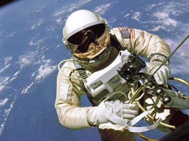 Первый выход американского астронавта в открытый космос - Эдвард Уайт, 3 июня 1965 года. 