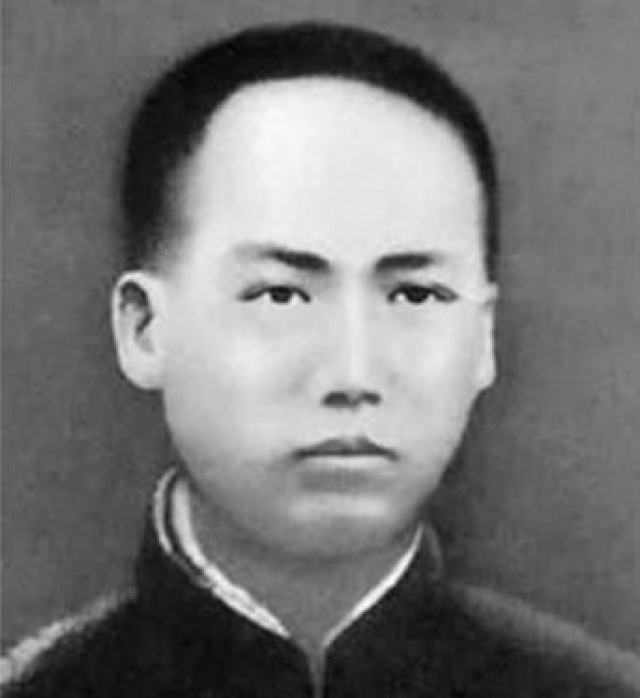 Не удивительно, что в 13 лет Мао и сам бросил школу, вернувшись домой, где противился любому физическому труду и все свободное время проводил за чтением книг. 