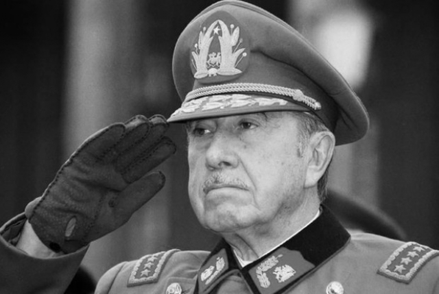 Аугусто Пиночет (1915-2006). Будущий диктатор захватил власть путем военного переворота в 1973 году. За время его правления были посажены за решетку или казнены тысячи диссидентов. Тысячи ни в чем не повинных граждан подверглись пыткам.
