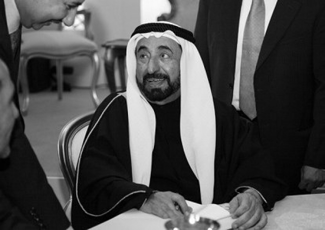 Султан бин Мухаммад аль-Касими. Третий из соправителей ОАЭ, эмир Шарджи, является автором трактатов по истории Ближнего Востока.
