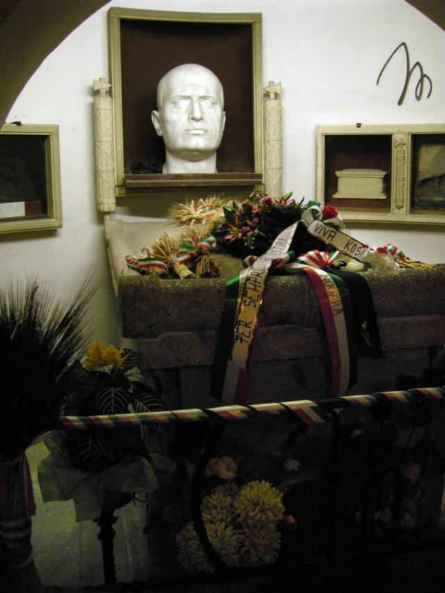 А спустя 21 год после казни дуче американцы, исследовавшие его останки, решили из гуманных соображений вернуть "трофей" семье Муссолини. Однако вдова обнаружила, что часть мозга отсутствует.