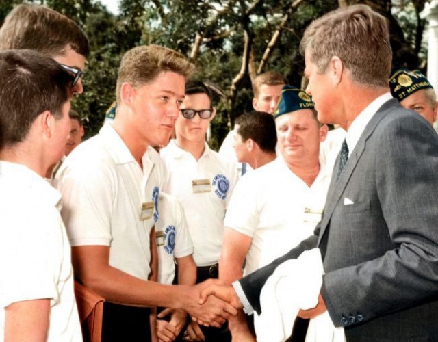 Никому неизвестный школьник жмет руку Джону Кеннеди. Позже юношу все узнают как Билла Клинтона.