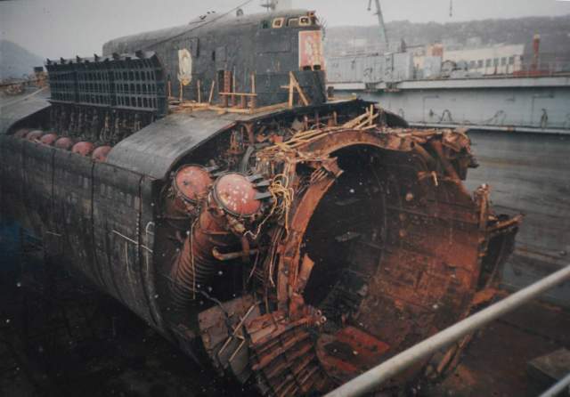 Российск подводная лодка "Курск" затонула 12 августа 2000 года на глубине 108 метров во время военно-морских учений в Баренцевом море, в акватории между Норвегией и Россией, после того как на борту произошло два взрыва, вызванных утечкой топлива торпедного двигателя. 