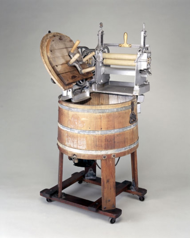 Стиральная машина. Первая стиральная машина появилась в далеком 1797 году и была изобретением Натаниэля Бриггса. Аппарат представлял собой деревянную бадью с движущейся рамой.