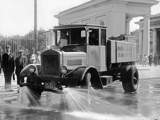 Ф-15 выпускался мощностью 35 л.с. и объемом 4,4 л. Годом позже в Ярославле были собраны первые отечественные 3-тонные грузовики, а в 1928 первые четырех- и пятитонники.